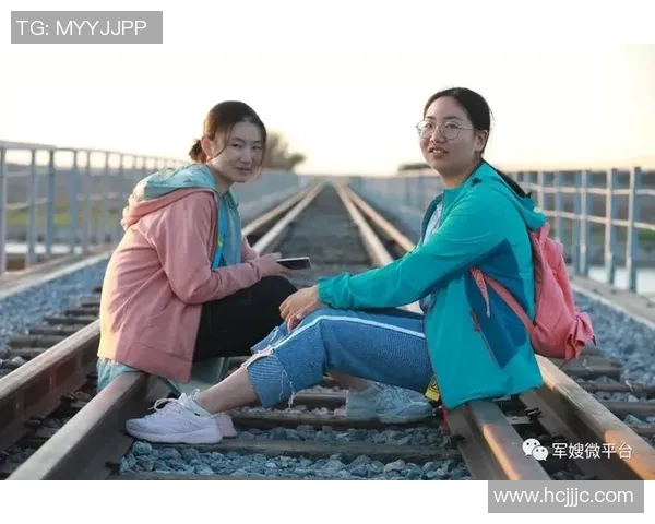 足球场上球星牵手孩子共度温馨时光展现父爱与运动精神